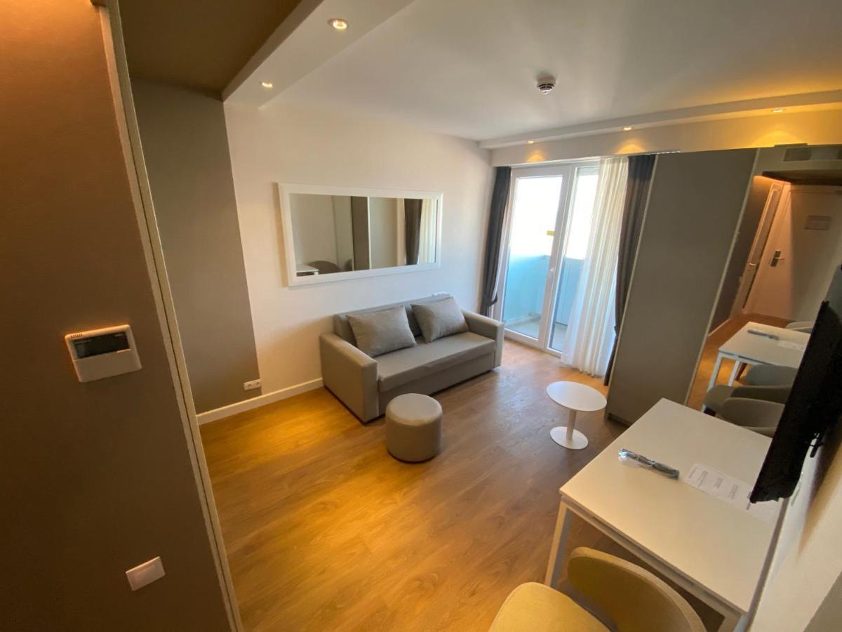 Gq Apartments On First Line Batumi Bagian luar foto