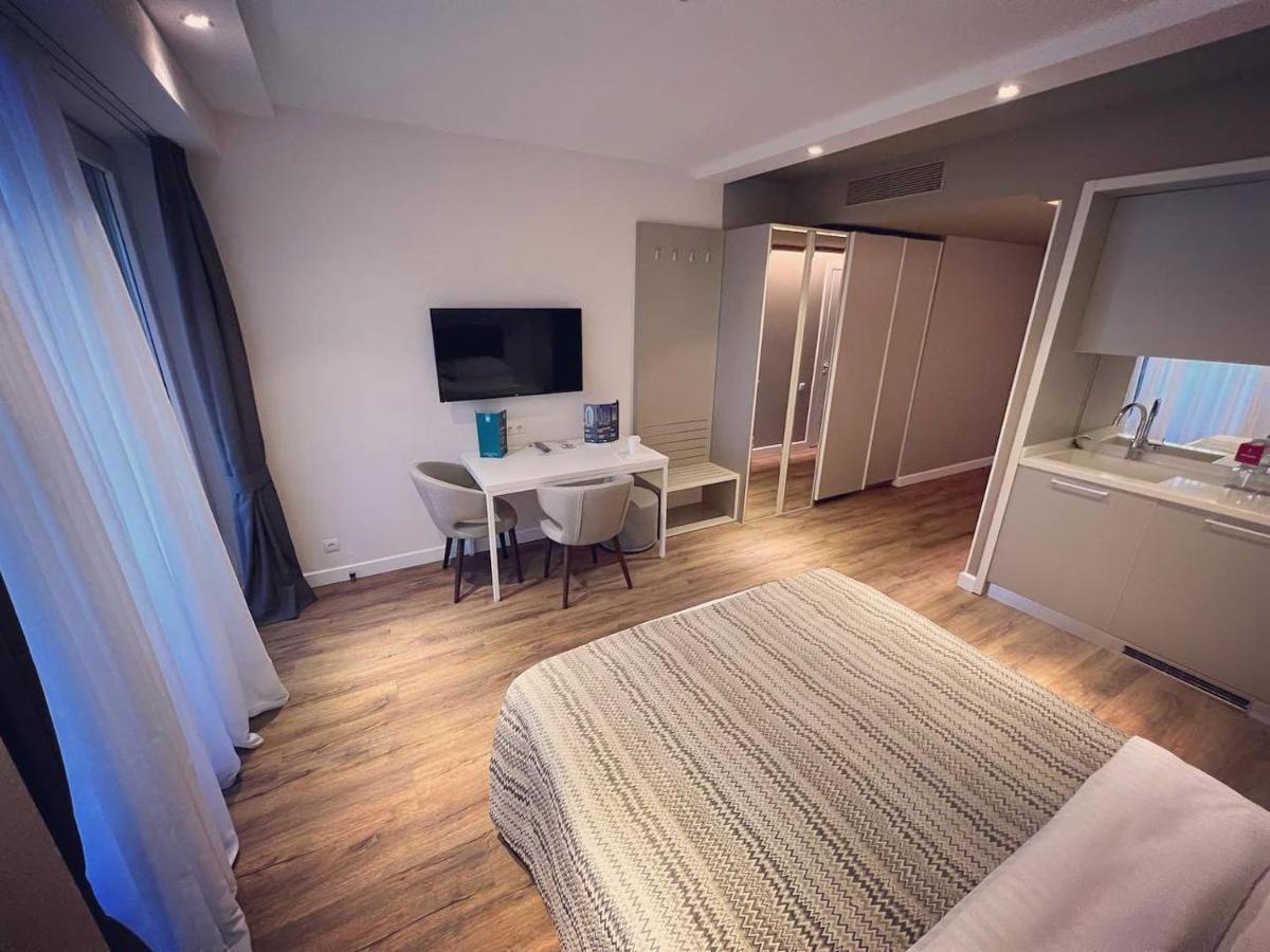 Gq Apartments On First Line Batumi Bagian luar foto